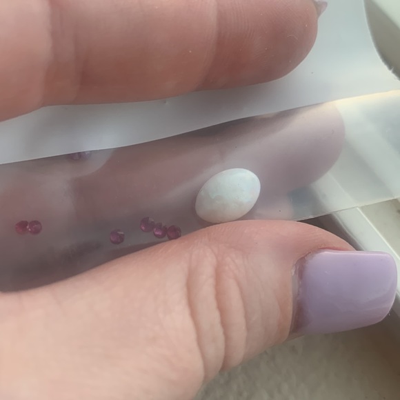 Genuine white opal and rubies, ready for setting in a ring - Picture 3 of 4